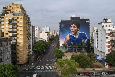 Vista del mural en honor a Diego Armando Maradona realizado por Martín Ron, el 28 de octubre de 2022 en Buenos Aires (Argentina). La muerte de Diego Armando Maradona propició infinidad de homenajes por toda Argentina. Su figura aparece en altares, santuarios populares y pinturas callejeras, unas muestras de idolatría que no compiten con la "inmensidad" de dos murales hiperrealistas inaugurados este fin de semana. EFE/Juan Ignacio Roncoroni