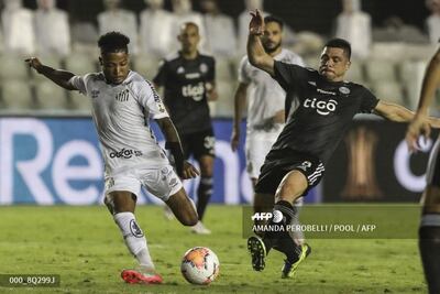 Marinho intenta un remate al arco ante la marca de Rodrigo Rojas que se fue expulsado.