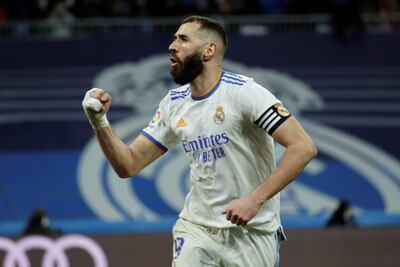 Karim Benzema celebra su gol, el tercero para el Real Madrid ante el Alavés.