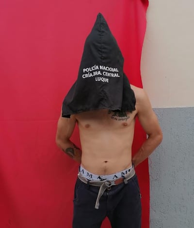 El detenido llevaba consigo siete paquetes de presunta marihuana lista para su distribución