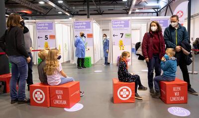 Niños esperan en fila para recibir su primera dosis de la vacuna contra el coronavirus en Viena, Austria.