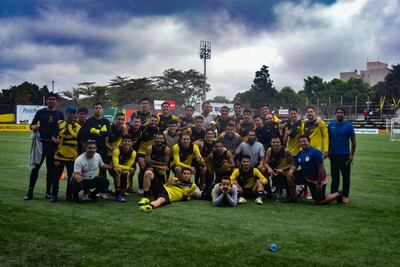 Los componentes del plantel "Canario", quienes fueron artífices del título de la Primera División B y el ascenso a la Intermedia.