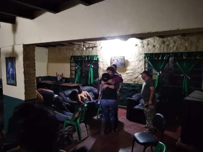 Una de las personas halladas recibe un abrazo tras su reaparición.  Arnaldo Felipe Martínez (31), Pedro Daniel Pintos Martínez (18) y Milciades Mateo Paredes Riquelme (39).