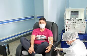 Un profesional médico es el primer donante de plasmas en el Este. El mismo fue afectado por el COVID-19 durante el servicio y ahora recuperado sigue ayudando a los pacientes graves.