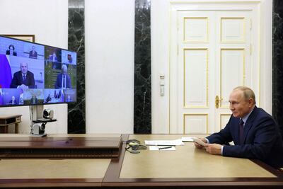 El presidente ruso Vladimir Putin preside una reunión sobre temas económicos a través de un enlace de video en el Kremlin en Moscú el 12 de septiembre de 2022.