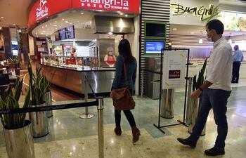 Los patios de comidas tendrán sus mesas designadas para que la gente de un mismo núcleo compartan en un mismo local, anunciaron ayer.