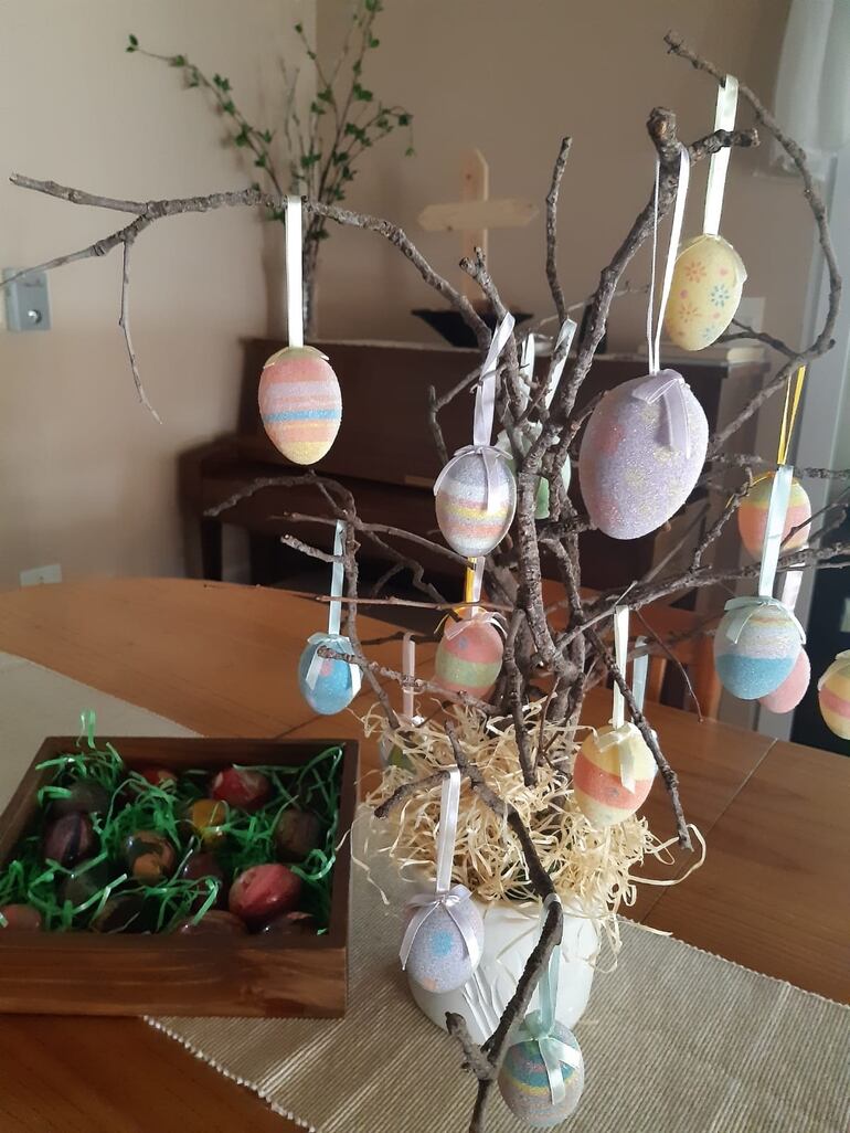 Muchos huevos se cuelgan en alguna rama a modo de arbolito.