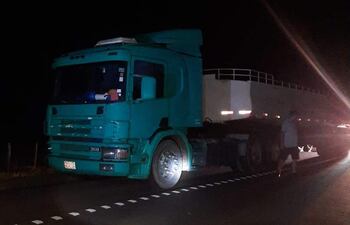 El camión fue abandonado sobre la Ruta PY02, pero su carga fue vaciada por los delincuentes.