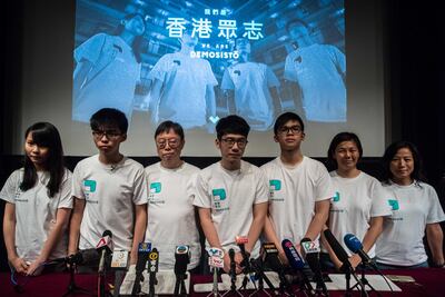 Líderes juveniles prodemocracia del movimiento Demosisto de Hong Kong (de izq. a der.), Agnes Chow, Joshua Wong, Shu Kei, Nathan Law, Oscar Lai, Fermi Wong and Ng Mei-lan.