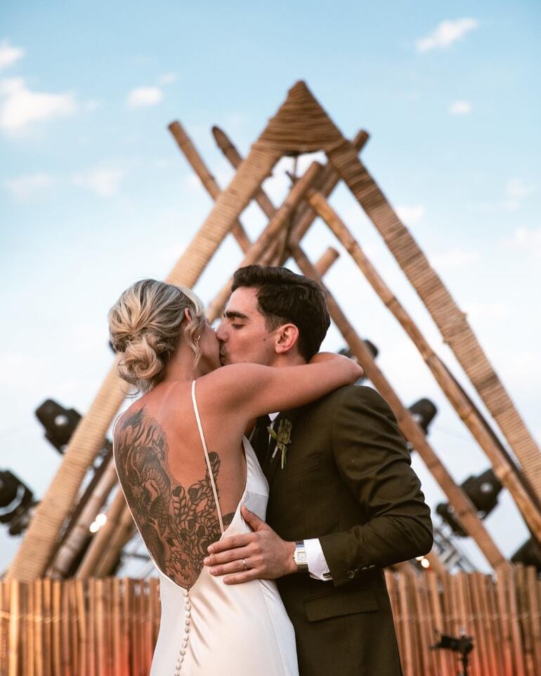 Romántica postal de los recién casados Constanza Zavala y José Gwynn.(Instagram/Constanza Zavala)