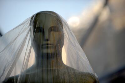 Una gran estatuilla de los Óscar envuelta en plástico, antes de ser parte del decorado en una de las premiaciones pasadas.