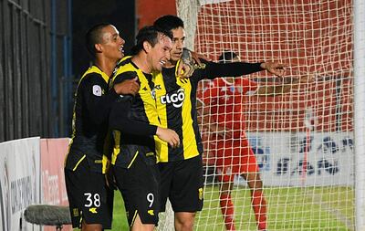 Fernando Fabián Fernández, goleador del Apertura 2012 con 12 tantos, festeja con Milciades Adorno y Alberto Cirilo Contera.