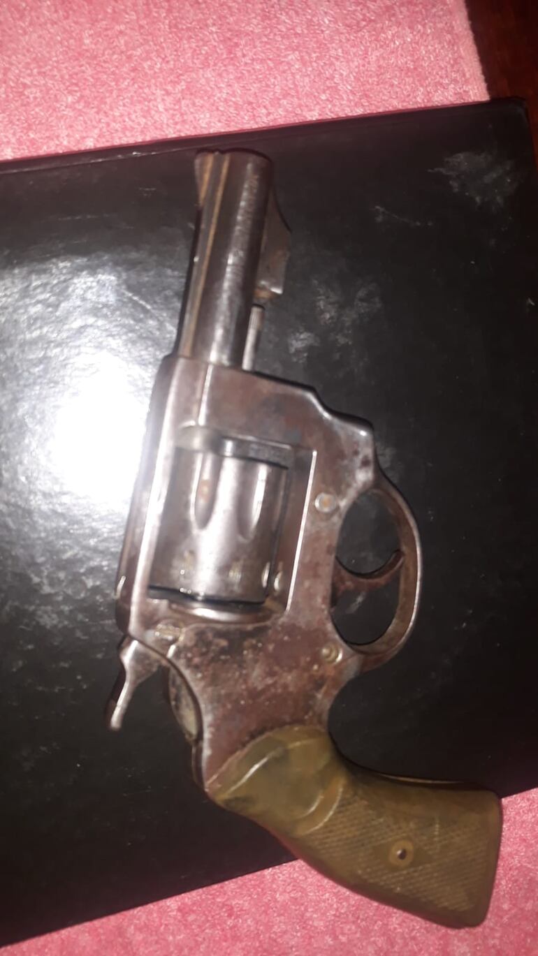 El revólver calibre 22 que fue incautado del poder del detenido por violencia familiar.