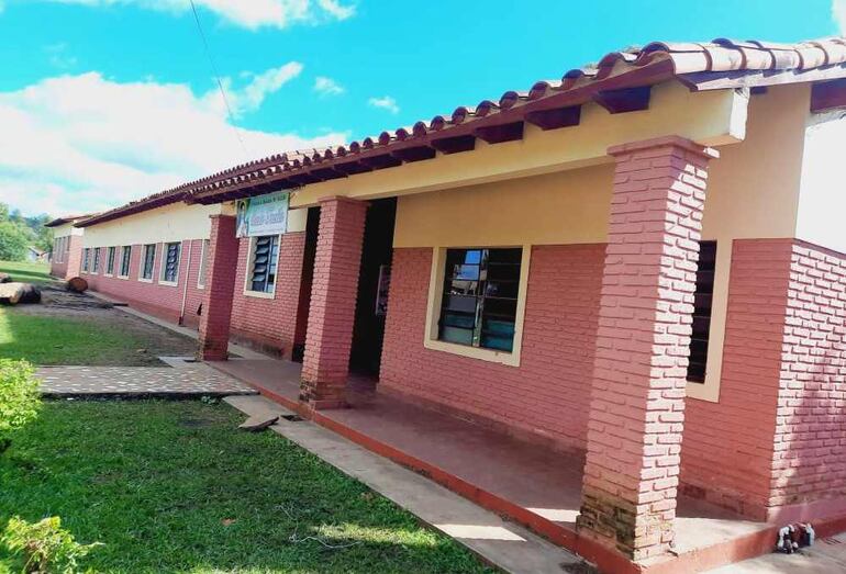Fachada de la Escuela Santa Teresita de Paso Yobái, Guairá.