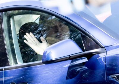 El director general de Tesla Elon Musk, saluda desde la ventanilla de un automóvil.
