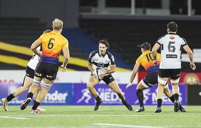 El wing argentino Herrera en posesión de la ovalada durante el partido con Jaguares. Foto: SLAR
