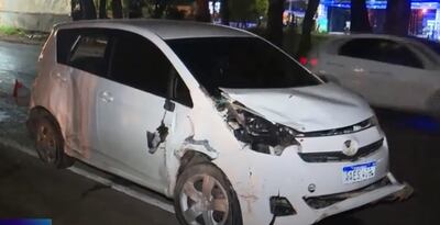 Automóvil cuyo conductor perdió el control supuestamente al tratar de desviar un bache