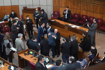 César Rossel y Jorge Bogarín, siendo felicitados por los parlamentarios tras prestar juramento.