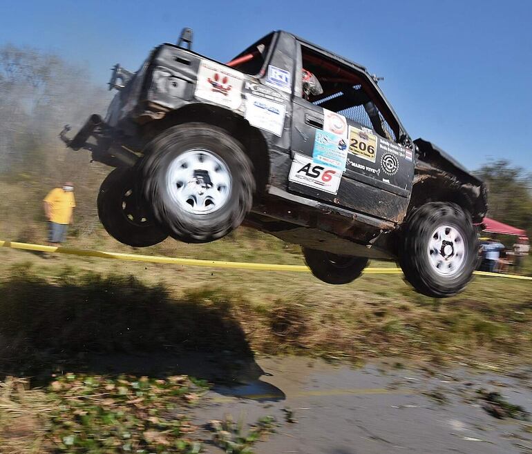 Darío Benítez y Suhelly Acosta, con un Suzuki Vitara, lograron la victoria en la Clase TT2, en lo que fue la tercera fecha del Todoterreno.