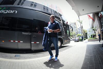 Pedro Sarabia, entrenador tricolor, a la llegada del bus que trasladó a la delegación hasta el hotel en Lima.