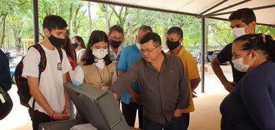 Los que tienen inconvenientes con la máquina electrónica son conducidos hasta un simulador de votos.