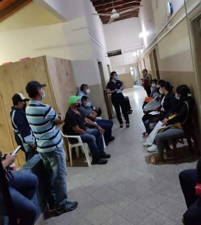 Varias personas no pudieron hacerse el hisopado porque terminó el test rápido en Quiindy.