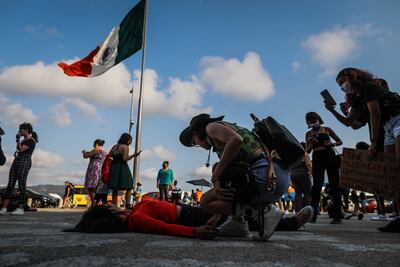 Colectivos feministas marchan durante una protesta contra las desapariciones y feminicidios en el balneario de Acapulco, estado de Guerrero (México). Miles de feministas mexicanas protestaron este domingo diversas marchas en la capital para exigir justicia por el presunto feminicidio de Debanhi Escobar, joven de 18 años hallada muerta en el norte del país, en medio de una ola de asesinatos y desapariciones de mujeres.