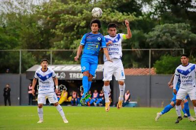 Aldo Vera, en duelo aéreo durante un partido entre 12 de Octubre y Sportivo Ameliano, en Santísima Trinidad.