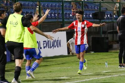 Festejo de Jorge Mora, autor del segundo tanto albirrojo