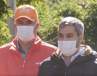 El ministro Arnoldo Wiens junto al presidente Mario Abdo hoy, en Nueva Italia.