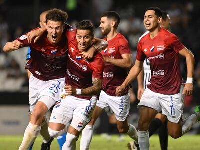 Los jugadores de Nacional festejan el tanto contra Libertad por la jornada 18 del torneo Clausura 2022 del fútbol paraguayo.