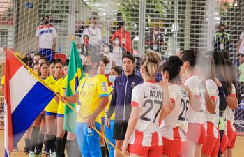 Previa del juego entre Paraguay y Brasil en hándbol femenino. (Foto COP)