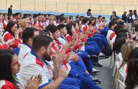 Varios de los atletas nacionales que presenciaron ayer la ceremonia de abanderamiento en el COP.