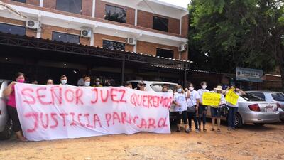 Familiares y amigos de trabajo de la víctima se manifestaron frente al juzgado de J. Augusto Saldívar para exigir celeridad en los trámites que puedan esclarecer las causas de la muerte.