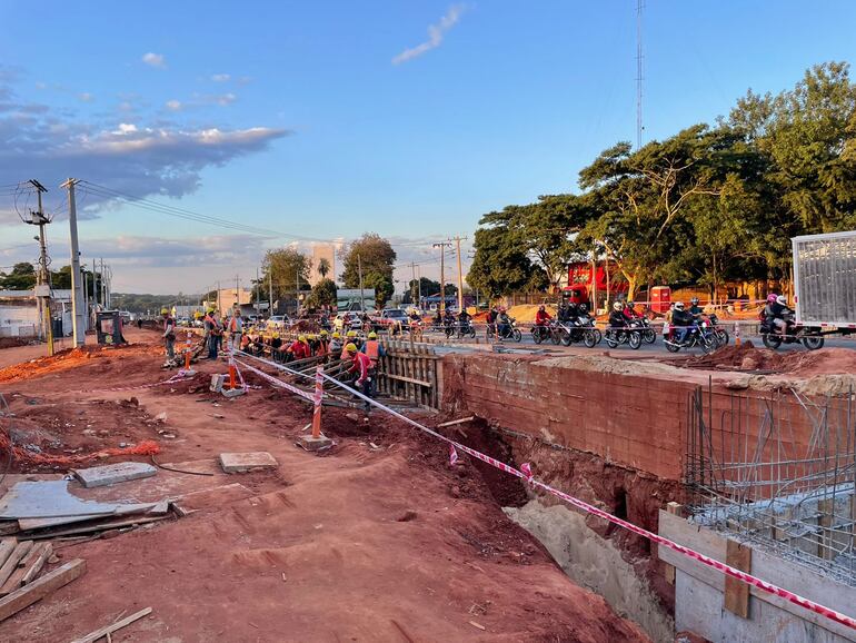Obreros trabajando en el Túnel de Tres Bocas, en la mañana de este jueves.