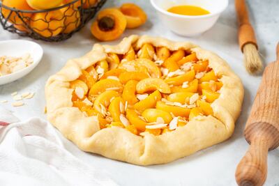 Tarta de durazno con masa quebrada.