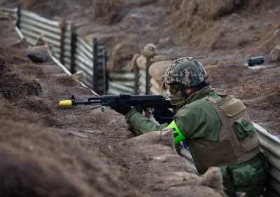 Un militar ucraniano entrena para futuros combates en el conflicto bélico con Rusia que el próximo 24 de febrero cumplirá un año. (EFE/EPA)