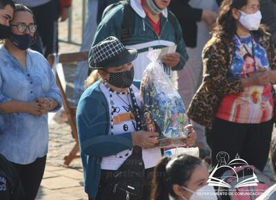 Una fiel católica venera la imagen de la Virgen de Caacupé durante la misa el pasado domingo 29 de agosto.