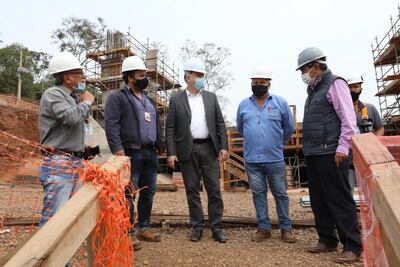 La comitiva durante la verificación de obra del segundo punte con Brasil.