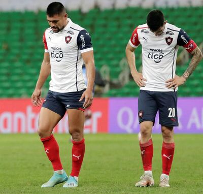 La desazón azulgrana se resume en esta imagen de Juan Patiño y el capitán Mathías Villasanti, en el Maracaná. EFE