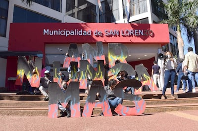 Jóvenes del grupo Acción Política San Lorenzo se manifiestan.