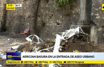 Arrojan basura en entrada de aseo urbano