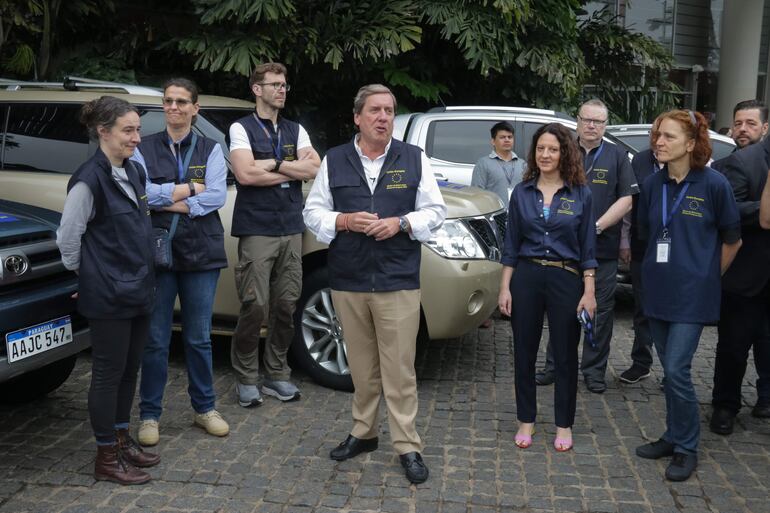 El jefe de la Misión de Observación Electoral de la Unión Europea (MOE UE), el eurodiputado español Gabriel Mato, habla con otros observadores, en Asunción (Paraguay).