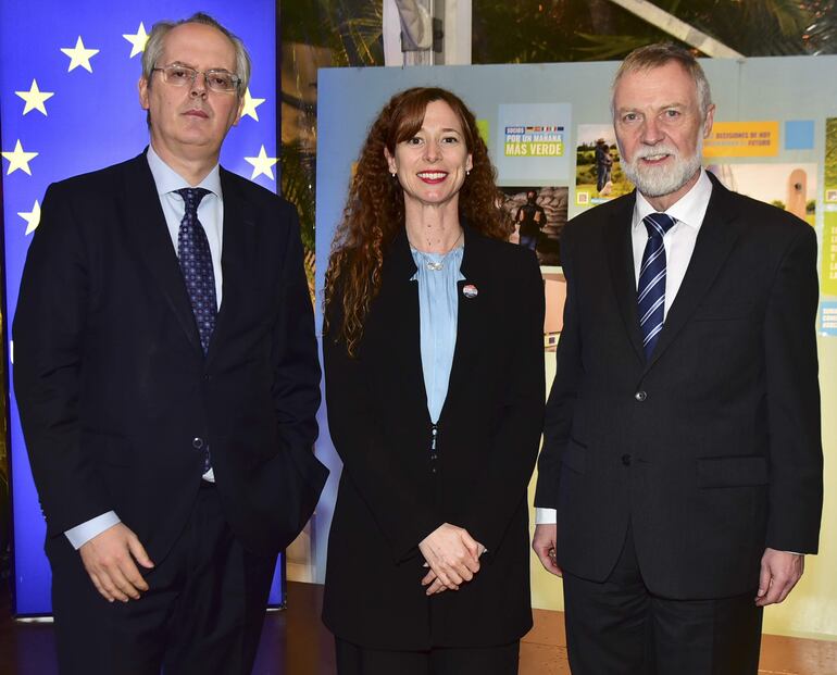 El embajador de Italia en Paraguay, Paolo Campanini; María Antonia Gwynn y el embajador de Alemania, Holger M. Schert.
