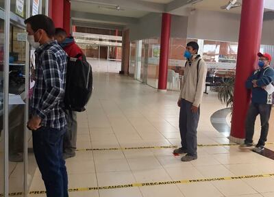 Contribuyentes forman fila para cumplir con el pago de tributos en la Municipalidad Loma Plata.