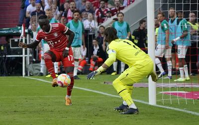 Sadio Mané ante el arquero Yann Sommer, quien realizó 18 tapadas para el Borussia  Moenchengladbach  ante Bayern Munich.