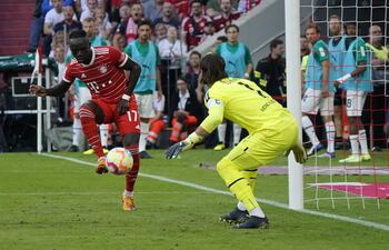 Sadio Mané ante el arquero Yann Sommer, quien realizó 18 tapadas para el Borussia Moenchengladbach ante Bayern Munich.