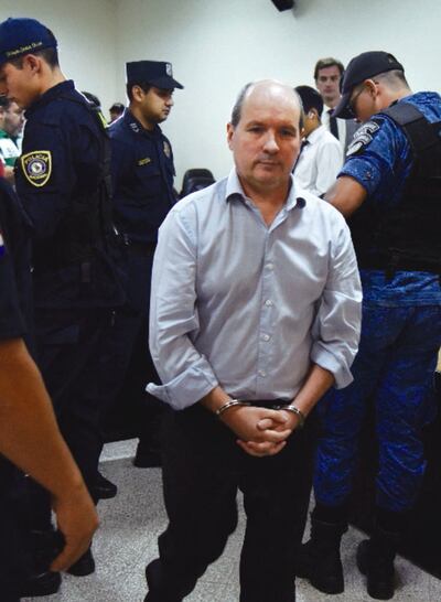 Esposado, el empresario Carlos León Ocampos llega a la sala de juicio oral. La Corte ratificó ayer su condena.