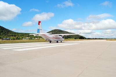 La pista de todo tiempo  contrasta con la precaria construcción aeroportuaria.