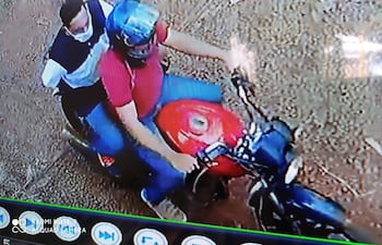 Una cámara de circuito cerrado grabó el momento en que llegaban los asaltantes.